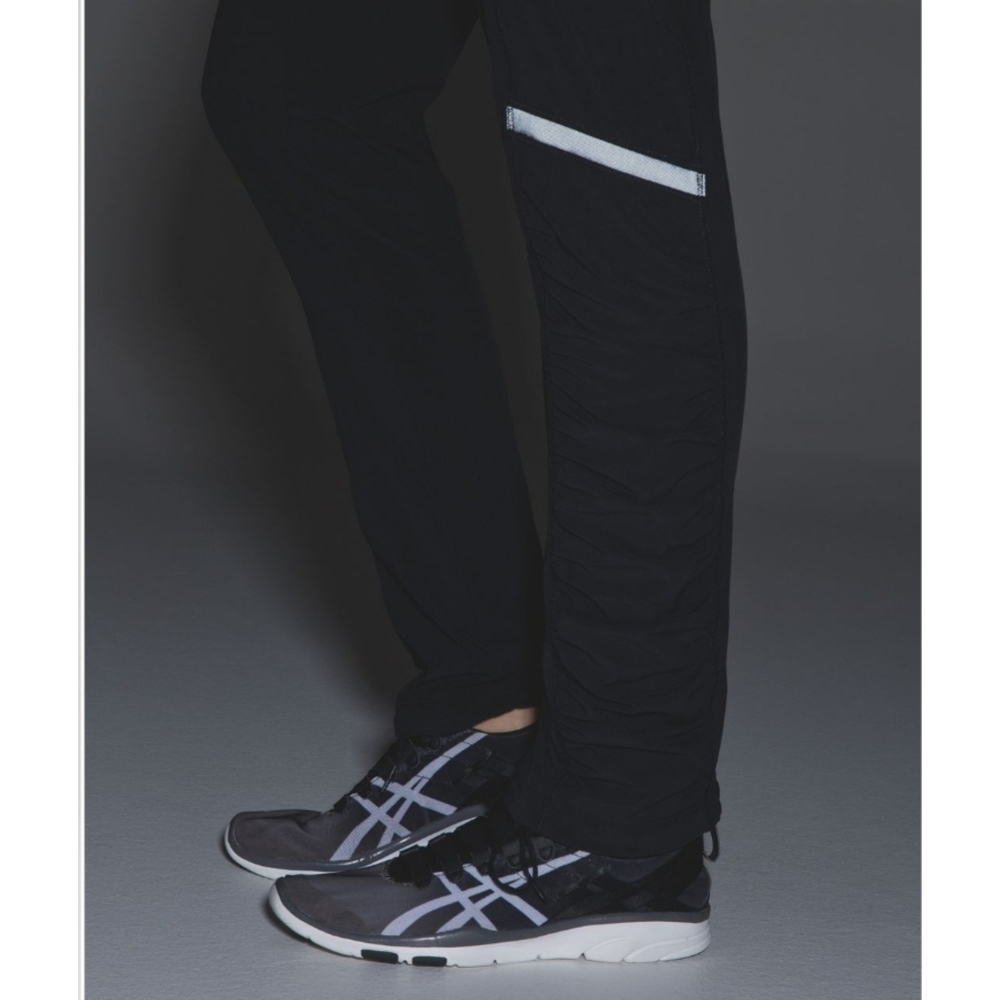 Lululemon Runderful Pant Black W/Reflectors Size Small - Picture 3 of 16